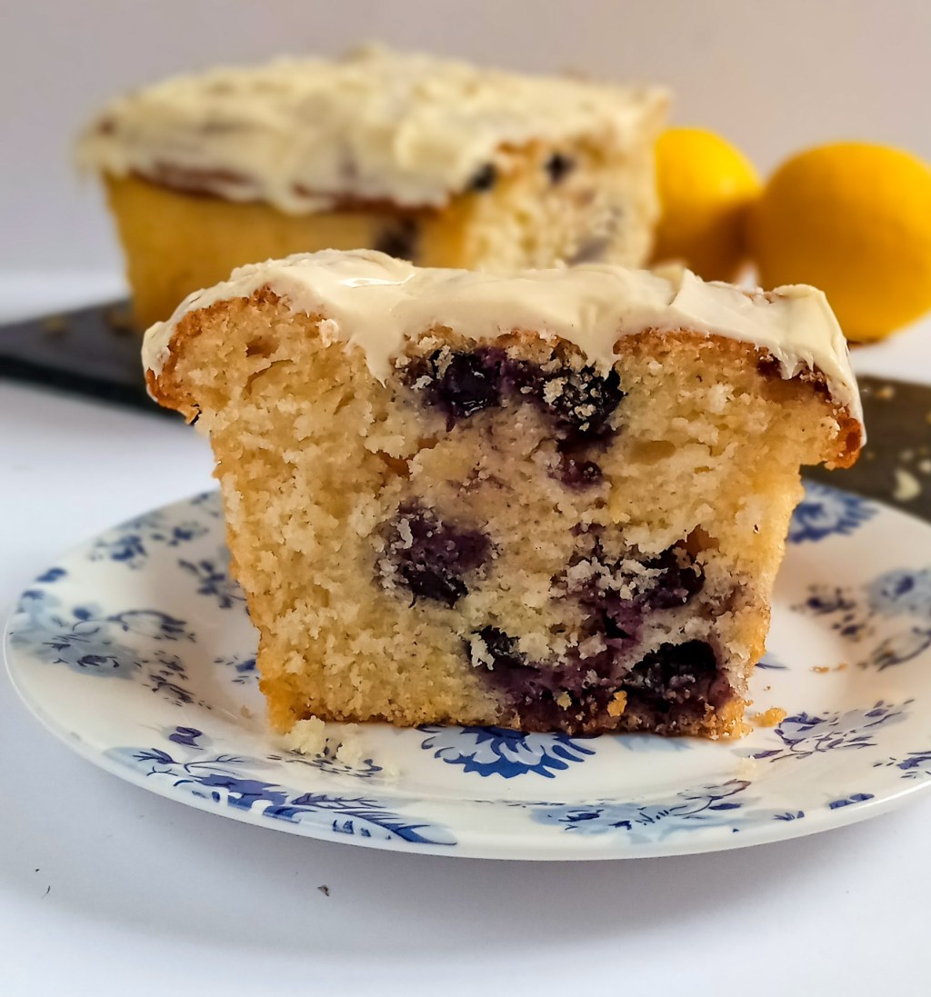 Κέικ λεμόνι με μύρτιλα και λευκή&nbsp;σοκολάτα