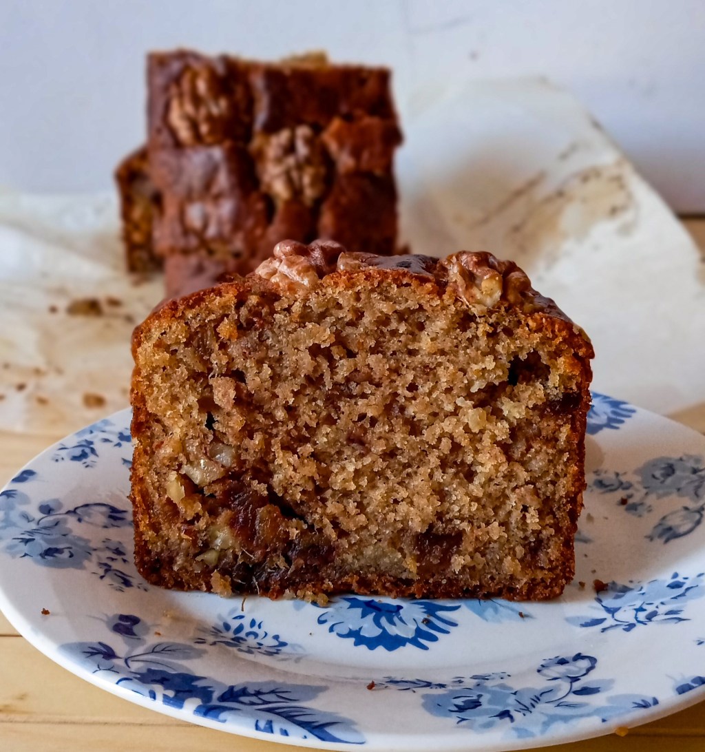 Κεικ με ελληνικό καφέ, χουρμάδες και&nbsp;καρύδια