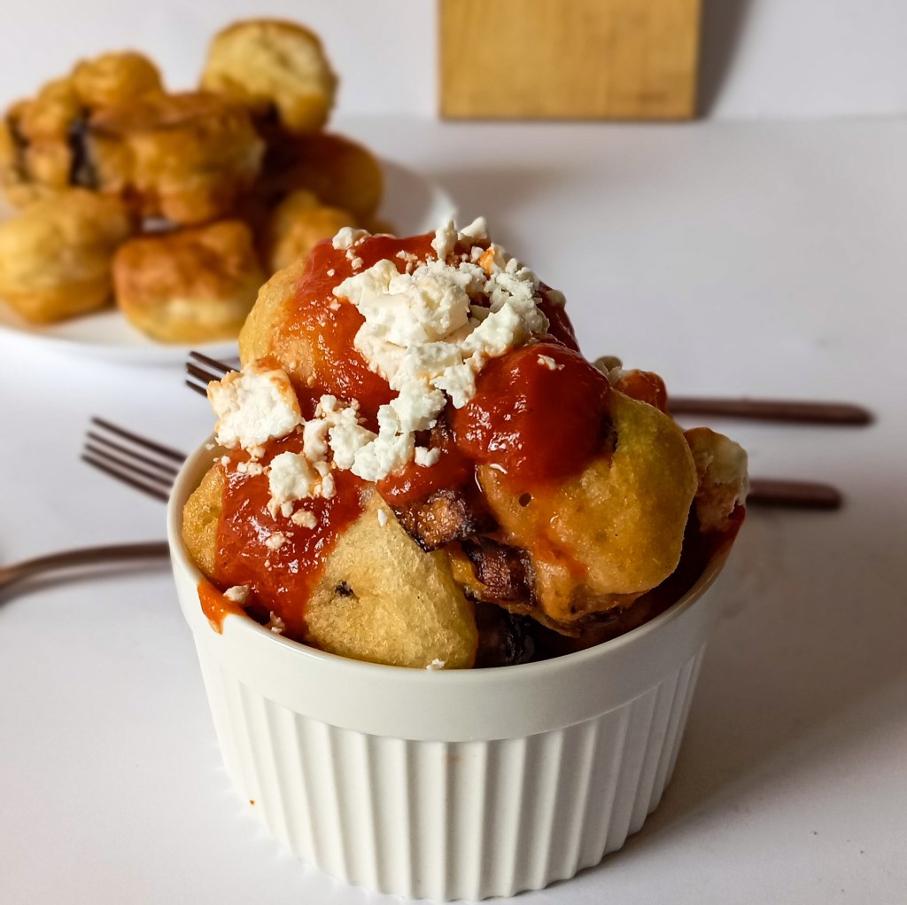 Μελιτζανολουκουμάδες με σάλτσα ντομάτας και&nbsp;φέτα