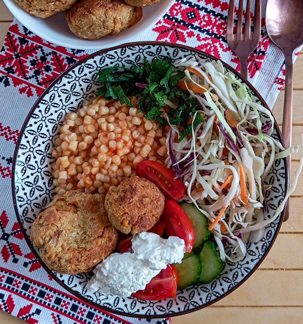 Ρεβυθοκεφτεδες bowl